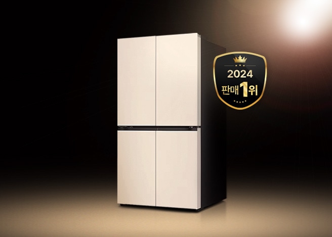 베이지 색상 4도어 2024 판매 1위 LG 디오스 냉장고가 어두운 배경 위에 조명을 받으며 전시되어 있습니다.